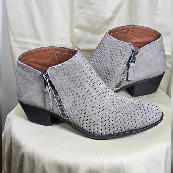 Lucky Brand Bohemian Cabincore Beige Suede Perforated Ankle Booties 8.5M - Picture 2 of 13